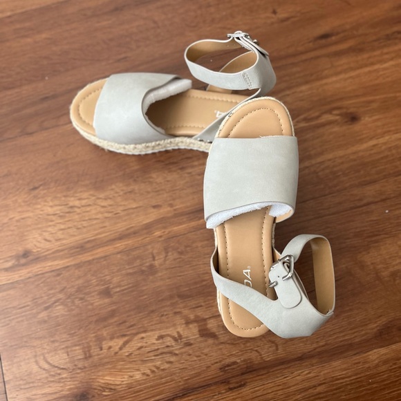 SODA Women's Gray Sandals Size 6 NEW - Picture 3 of 6